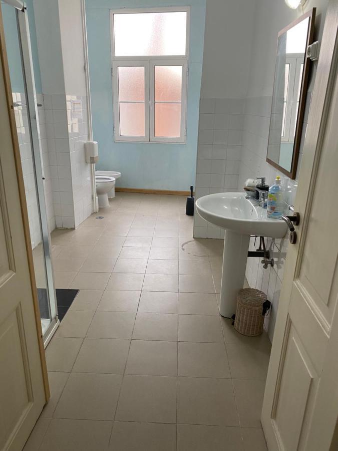 Relax Chiado 3 - Cute Little Double Room With Shared Bathroom Lisboa Ngoại thất bức ảnh